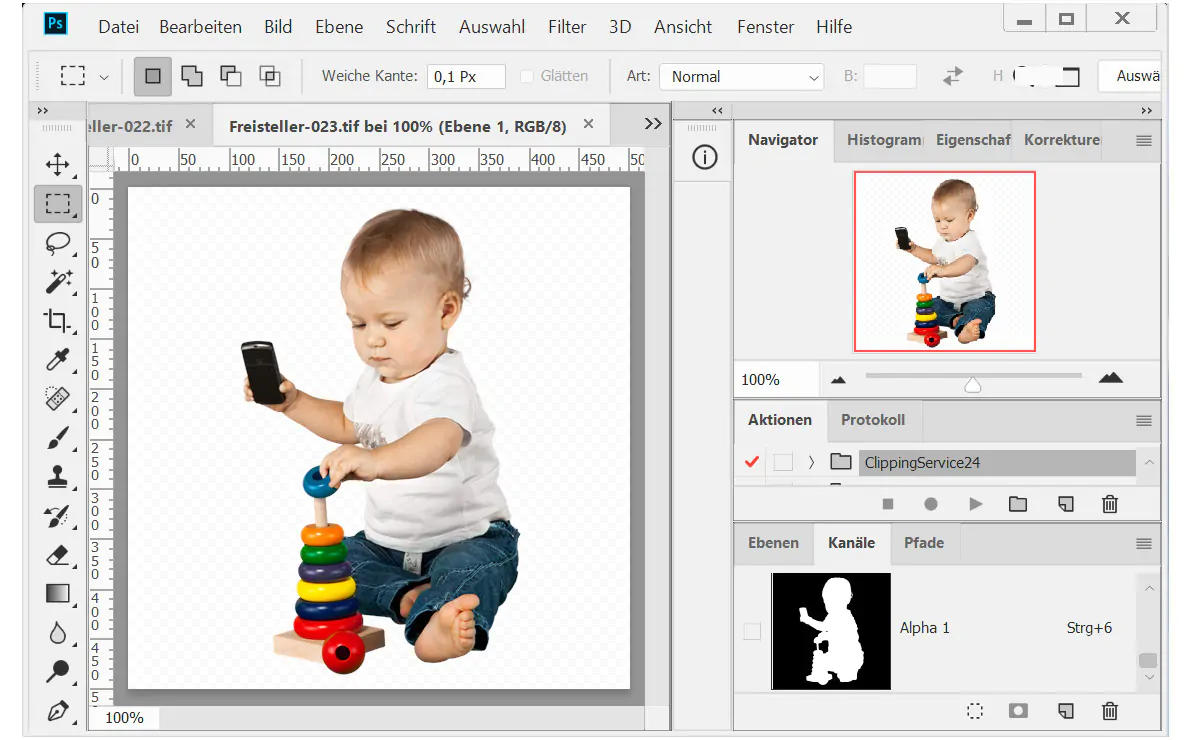 Bildhintergrund entfernen mit Alphakanal Softmasking Kleinkind mit Spielzeug